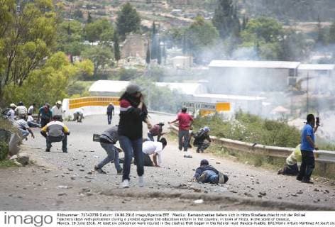 Mexiko: Demonstranten liefern sich in Hitzo Straßenschlacht mit der Polizei Teachers clash with policemen during a protest against the education reform in the country, in town of Hitzo, in the state of Oaxaca, Mexico, 19 June 2016. At least six policemen were injured in the clashes that began in the federal road Oaxaca-Puebla. EFE Mario Arturo Martinez At least six policemen injured in clashes with Mexican teachers !ACHTUNG: NUR REDAKTIONELLE NUTZUNG!  MEX01 20160619-636019743669667641