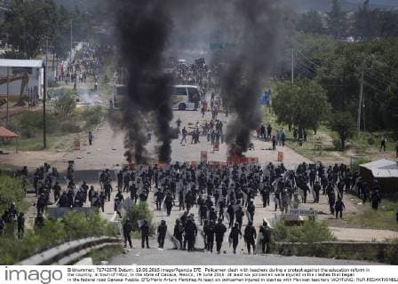 Policemen clash with teachers during a protest against the education reform in the country, in town of Hitzo, in the state of Oaxaca, Mexico, 19 June 2016. At least six policemen were injured in the clashes that began in the federal road Oaxaca-Puebla. EFE Mario Arturo Martinez At least six policemen injured in clashes with Mexican teachers !ACHTUNG: NUR REDAKTIONELLE NUTZUNG!  MEX01 20160619-636019753929924645