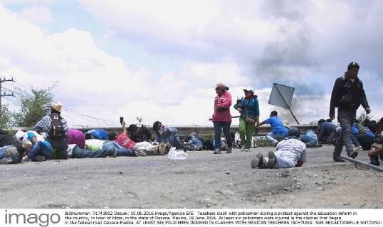Teachers clash with policemen during a protest against the education reform in the country, in town of Hitzo, in the state of Oaxaca, Mexico, 19 June 2016. At least six policemen were injured in the clashes that began in the federal road Oaxaca-Puebla. AT LEAST SIX POLICEMEN INJURED IN CLASHES WITH MEXICAN TEACHERS !ACHTUNG: NUR REDAKTIONELLE NUTZUNG!  20160620-636019784025134797
