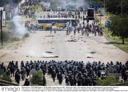Policemen clash with teachers during a protest against the education reform in the country, in town of Hitzo, in the state of Oaxaca, Mexico, 19 June 2016. At least six policemen were injured in the clashes that began in the federal road Oaxaca-Puebla. AT LEAST SIX POLICEMEN INJURED IN CLASHES WITH MEXICAN TEACHERS !ACHTUNG: NUR REDAKTIONELLE NUTZUNG!  20160620-636019786605374797