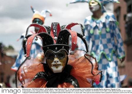 A man participates in the traditional parade Desfile de Locos (Parade of the Crazy Ones) in San Miguel de Allende, Mexico, 19 June 2016. DESFILE DE LOCOS (CRAZY PARADE) IN MEXICO !ACHTUNG: NUR REDAKTIONELLE NUTZUNG!  20160620-636019798701458797