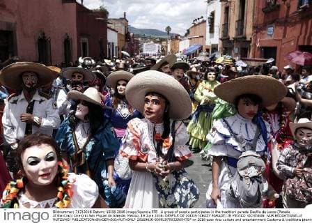 A group of people participates in the traditionl parede Desfile de Locos (Parade of the Crazy Ones) in San Miguel de Allende, Mexico, 19 June 2016. DESFILE DE LOCOS (CRAZY PARADE) IN MEXICO !ACHTUNG: NUR REDAKTIONELLE NUTZUNG!  20160620-636019799339654797