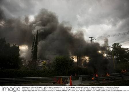 General view of clouds of smoke by fires and barricades in the city of Oaxaca during the clashes between members of the Federal Police after deployed operative to clear the Oaxaca-Mexico superhighway and the federal highway 190, near the municipality of Nochixtlán, Mixteca, Mexico, on 19 June 2016. Mexican reporter Elidio Ramos Zárate, of the El Sur newspaper, was killed today in the southern state of Oaxaca by unknown individuals while covering protests by teachers against the education reform, according to the director of the regional daily. EFE Mario Arturo Martínez JOURNALIST KILLED WHILE COVERING CONFLICTS OF TEACHERS IN SOUTHERN MEXICO !ACHTUNG: NUR REDAKTIONELLE NUTZUNG!  MEX25 20160620-636019973693029247