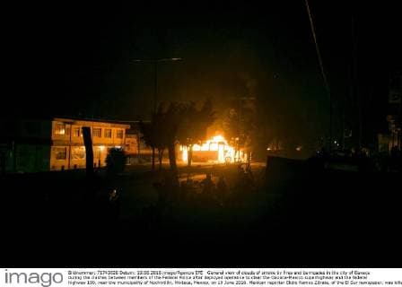 General view of clouds of smoke by fires and barricades in the city of Oaxaca during the clashes between members of the Federal Police after deployed operative to clear the Oaxaca-Mexico superhighway and the federal highway 190, near the municipality of Nochixtlán, Mixteca, Mexico, on 19 June 2016. Mexican reporter Elidio Ramos Zárate, of the El Sur newspaper, was killed today in the southern state of Oaxaca by unknown individuals while covering protests by teachers against the education reform, according to the director of the regional daily. EFE Mario Arturo Martínez JOURNALIST KILLED WHILE COVERING CONFLICTS OF TEACHERS IN SOUTHERN MEXICO !ACHTUNG: NUR REDAKTIONELLE NUTZUNG!  MEX25 20160620-636019973725321247