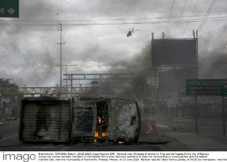 General view of clouds of smoke by fires and barricades in the city of Oaxaca during the clashes between members of the Federal Police after deployed operative to clear the Oaxaca-Mexico superhighway and the federal highway 190, near the municipality of Nochixtlán, Mixteca, Mexico, on 19 June 2016. Mexican reporter Elidio Ramos Zárate, of the El Sur newspaper, was killed today in the southern state of Oaxaca by unknown individuals while covering protests by teachers against the education reform, according to the director of the regional daily. EFE Mario Arturo Martínez JOURNALIST KILLED WHILE COVERING CONFLICTS OF TEACHERS IN SOUTHERN MEXICO !ACHTUNG: NUR REDAKTIONELLE NUTZUNG!  MEX25 20160620-636019973741701247