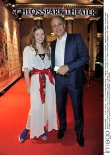 Premiere Honig im Kopf im Schlosspark Theater Natassja Revvo, Karsten Speck Ankunft Premiere Honig im Kopf im Schlosspark Theater in Berlin, 18.06.2016
