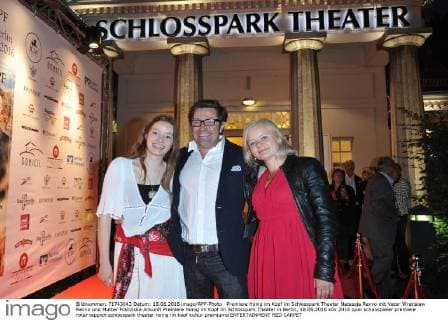 Premiere Honig im Kopf im Schlosspark Theater Natassja Revvo mit Vater Wratislaw Revvo und Mutter Franziska Ankunft Premiere Honig im Kopf im Schlosspark Theater in Berlin, 18.06.2016