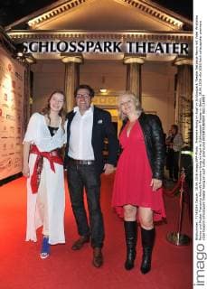 Premiere Honig im Kopf im Schlosspark Theater Natassja Revvo mit Vater Wratislaw Revvo und Mutter Franziska Ankunft Premiere Honig im Kopf im Schlosspark Theater in Berlin, 18.06.2016
