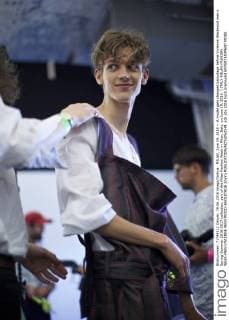 MILAN, June 19, 2016 -- A model gets changed backstage before Vivienne Westwood men s Spring-Summer 2016-2017 collection, part of the Milan Fashion Week in Milan, Italy, on June 19, 2016. ) ITALY-MILAN-FASHION WEEK-MEN-VIVIENNE WESTWOOD-BACKSTAGE JinxYu 