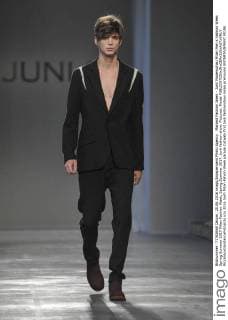 Mailand Fashion Week - Junli Modenschau Milan Men s Fashion Week Spring Summer 2017 Milan Fashion Week, Spring Summer 2017. Junli fashion show. Pictured: Model  RiccardoxGiordanoxFotosicki