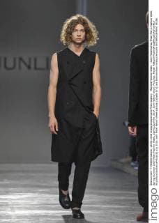 Mailand Fashion Week - Junli Modenschau Milan Men s Fashion Week Spring Summer 2017 Milan Fashion Week, Spring Summer 2017. Junli fashion show. Pictured: Model  RiccardoxGiordanoxFotosicki