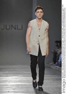 Mailand Fashion Week - Junli Modenschau Milan Men s Fashion Week Spring Summer 2017 Milan Fashion Week, Spring Summer 2017. Junli fashion show. Pictured: Model  RiccardoxGiordanoxFotosicki