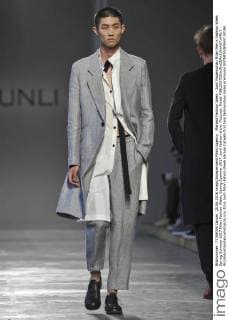 Mailand Fashion Week - Junli Modenschau Milan Men s Fashion Week Spring Summer 2017 Milan Fashion Week, Spring Summer 2017. Junli fashion show. Pictured: Model  RiccardoxGiordanoxFotosicki