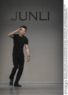 Mailand Fashion Week - Junli Modenschau Milan Men s Fashion Week Spring Summer 2017 Milan Fashion Week, Spring Summer 2017. Junli fashion show. Pictured: Li Jun  RiccardoxGiordanoxFotosicki