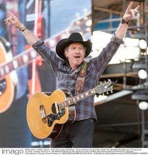 Brooks and Dunn Konzert beim Windy City LakeShake Musikfestival in Chicago June 19, 2016 - Chicago, Illinois, U.S - KIX BROOKS of Brooks & Dunn performs live at FirstMerit Bank Pavilion during the Windy City LakeShake Music Festival in Chicago, Illinois Chicago U.S. - ZUMAs135