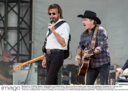 Brooks and Dunn Konzert beim Windy City LakeShake Musikfestival in Chicago June 19, 2016 - Chicago, Illinois, U.S - RONNIE DUNN (L) and KIX BROOKS of Brooks & Dunn perform live at FirstMerit Bank Pavilion during the Windy City LakeShake Music Festival in Chicago, Illinois Chicago U.S. - ZUMAs135