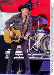 Brooks and Dunn Konzert beim Windy City LakeShake Musikfestival in Chicago June 19, 2016 - Chicago, Illinois, U.S - KIX BROOKS of Brooks & Dunn performs live at FirstMerit Bank Pavilion during the Windy City LakeShake Music Festival in Chicago, Illinois Chicago U.S. - ZUMAs135