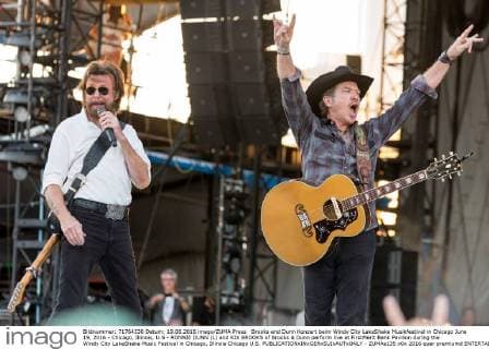 Brooks and Dunn Konzert beim Windy City LakeShake Musikfestival in Chicago June 19, 2016 - Chicago, Illinois, U.S - RONNIE DUNN (L) and KIX BROOKS of Brooks & Dunn perform live at FirstMerit Bank Pavilion during the Windy City LakeShake Music Festival in Chicago, Illinois Chicago U.S. - ZUMAs135