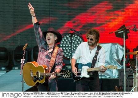 Brooks and Dunn Konzert beim Windy City LakeShake Musikfestival in Chicago June 19, 2016 - Chicago, Illinois, U.S - KIX BROOKS (L) and RONNIE DUNN of Brooks & Dunn perform live at FirstMerit Bank Pavilion during the Windy City LakeShake Music Festival in Chicago, Illinois Chicago U.S. - ZUMAs135