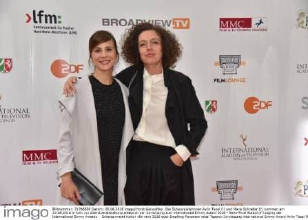 Die Schauspielerinnen Aylin Tezel (l) und Maria Schrader (r) kommen am 20.06.2016 in Köln zur Abendveranstaltung anlässich der Jurysitzung zum international Emmy Award 2016 - Semi-Final Round of Judging der International Emmy Awards -