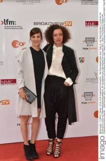 Die Schauspielerinnen Aylin Tezel (l) und Maria Schrader (r) kommen am 20.06.2016 in Köln zur Abendveranstaltung anlässich der Jurysitzung zum international Emmy Award 2016 - Semi-Final Round of Judging der International Emmy Awards -