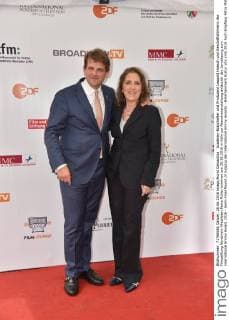 Academy-Botschafter und Produzent Leopold Hoesch und Geschäftsführerin der Filmstiftung Nordrhein-Westfalen Petra Müller kommen am 20.06.2016 in Köln zur Abendveranstaltung anlässich der Jurysitzung zum international Emmy Award 2016 - Semi-Final Round of Judging der International Emmy Awards -