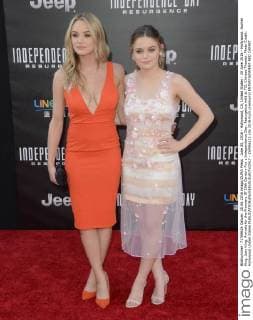 June 20, 2016 - Hollywood, CA, United States - 20 June 2016 - Hollywood. Hunter King, Joey King. Arrivals for the Premiere Of 20th Century Fox s Independence Day: Resurgence held at TCL Chinese Theater. Photo Credit: Hollywood United States - ZUMAa123