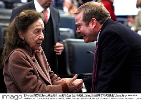 Nov. 12, 2010 - Mexico - G11111058. JPG.MÆ’XICO, D.F. Senado-Sesi n.- La senadora Rosario Ibarra de Piedra PT y Arturo Escobar del PVEM, durante la sesi n ordinaria de la C¡mara Alta, la ma ana de hoy en el Senado de la RepÅ blica. RML. Foto: Agencia EL UNIVERSAL Miguel Espinosa  - ZUMAu78_
