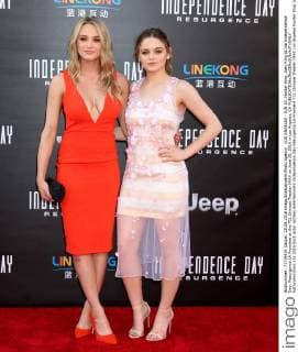 LOS ANGELES - JUN 20: Hunter King, Joey King at the Independence Day: Resurgence LA Premiere at the TCL Chinese Theater IMAX on June 20, 2016 in Los Angeles, CA  KathyxHutchins