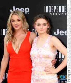 LOS ANGELES - JUN 20: Hunter King, Joey King at the Independence Day: Resurgence LA Premiere at the TCL Chinese Theater IMAX on June 20, 2016 in Los Angeles, CA  KathyxHutchins