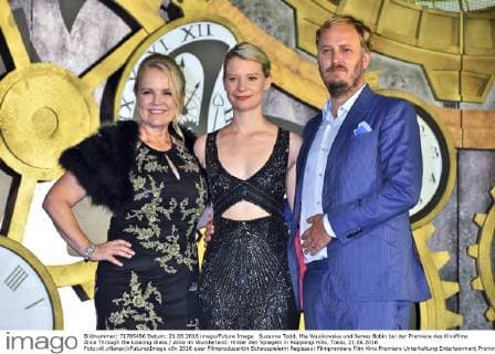 Suzanne Todd, Mia Wasikowska und James Bobin bei der Premiere des Kinofilms Alice Through the Looking Glass Alice im Wunderland: Hinter den Spiegeln in Roppongi Hills. Tokio, 21.06.2016 Foto:xK.xNarax xFuturexImage