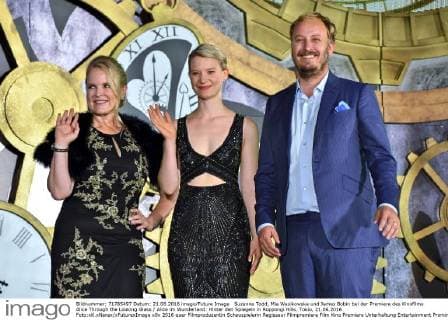 Suzanne Todd, Mia Wasikowska und James Bobin bei der Premiere des Kinofilms Alice Through the Looking Glass Alice im Wunderland: Hinter den Spiegeln in Roppongi Hills. Tokio, 21.06.2016 Foto:xK.xNarax xFuturexImage