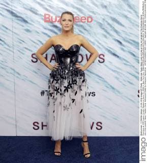 Bilder des Tages Blake Lively arrives on the red carpet at The Shallows World Premiere at AMC Loews Lincoln Square on June 21, 2016 in New York City.  NYP20160621102 JOHNxANGELILLO
