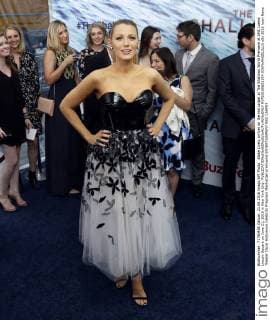 Blake Lively arrives on the red carpet at The Shallows World Premiere at AMC Loews Lincoln Square on June 21, 2016 in New York City.  NYP20160621104 JOHNxANGELILLO
