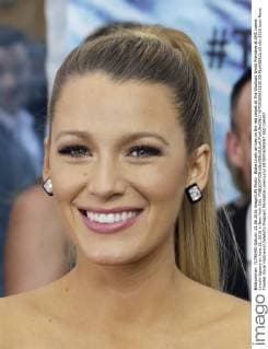 Blake Lively arrives on the red carpet at The Shallows World Premiere at AMC Loews Lincoln Square on June 21, 2016 in New York City.  NYP20160621105 JOHNxANGELILLO
