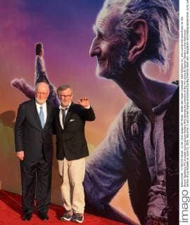 Bilder des Tages Composer John Williams (L), who scored the soundtrack for the Steven Spielberg (R) directed motion picture fantasy BFG attends the premiere of the film at the El Capitan Theatre in the Hollywood section of Los Angeles on June 21, 2016. Storyline: A girl named Sophie encounters the Big Friendly Giant who, despite his intimidating appearance, turns out to be a kindhearted soul who is considered an outcast by the other giants because, unlike them, he refuses to eat children.  LAP2016062120 JIMxRUYMEN