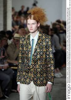 Paris Fashion Week - Walter Van Beirendonck Modenschau A model takes to the catwalk during the presentation of Walter Van Beirendonck s show as part of the Spring-Summer 2017 Fashion Week in Paris on June 22, 2016.  PAR201606104 MAYAxVIDON-WHITE