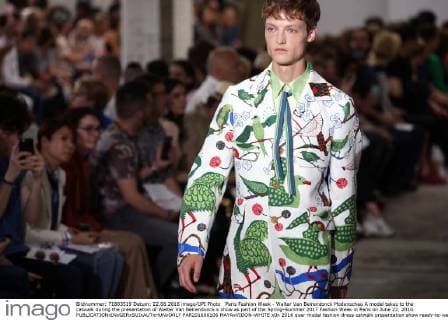 Paris Fashion Week - Walter Van Beirendonck Modenschau A model takes to the catwalk during the presentation of Walter Van Beirendonck s show as part of the Spring-Summer 2017 Fashion Week in Paris on June 22, 2016.  PAR201606106 MAYAxVIDON-WHITE