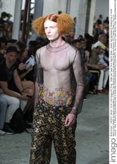 Bilder des Tages Paris Fashion Week - Walter Van Beirendonck Modenschau A model takes to the catwalk during the presentation of Walter Van Beirendonck s show as part of the Spring-Summer 2017 Fashion Week in Paris on June 22, 2016.  PAR201606108 MAYAxVIDON-WHITE