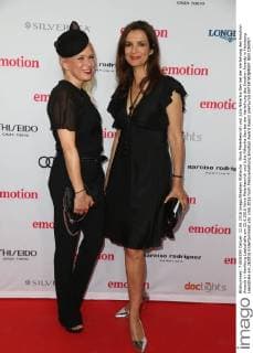 Nova Meierhenrich und Julia Niharika Sen bei der Verleihung des Emotion Awards in Hamburg Laeiszhalle am 22.6.2016