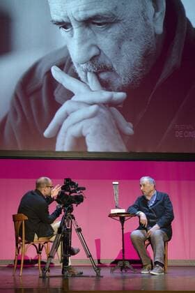 Bilder des Tages French writer Jean Claude Carriere (R) after receiving the award Luis Bunuel for his artistic career during the 44th edition of the International Cinema Festival in Huesca, Aragon, Spain, 22 June 2016. JEAN CLAUDE CARRIERE RECEIVES LUIS BUNUEL AWARD !ACHTUNG: NUR REDAKTIONELLE NUTZUNG!  HUE001 20160623-636022391454979989