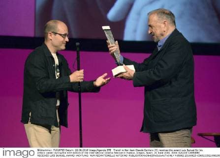 French writer Jean Claude Carriere (R) receives the award Luis Bunuel for his artistic career during the 44th edition of the International Cinema Festival in Huesca, Aragon, Spain, 22 June 2016. JEAN CLAUDE CARRIERE RECEIVES LUIS BUNUEL AWARD !ACHTUNG: NUR REDAKTIONELLE NUTZUNG!  HUE002 20160623-636022392100819989