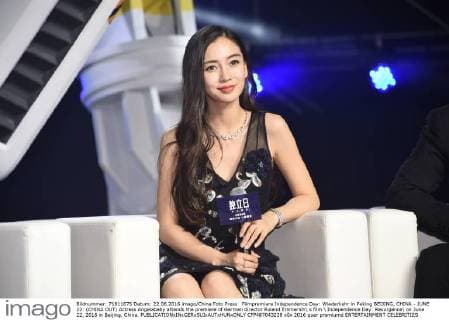 Filmpremiere Independence Day: Wiederkehr in Peking BEIJING, CHINA - JUNE 22: (CHINA OUT) Actress Angelababy attends the premiere of German director Roland Emmerich s film Independence Day: Resurgence on June 22, 2016 in Beijing, China.  CFP487043238