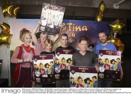Detlev Buck und Peter Plate mit seinem Team beim Fototermin anlässlich der Preisverleihung für über 2 Millionen Besucher des Kinofilms Bibi & Tina- Mädchen gegen Jungs im House of Weekend. Berlin, 22.06.2016 Foto:xS.xGabschx xFuturexImage