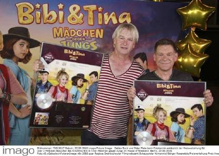 Detlev Buck und Peter Plate beim Fototermin anlässlich der Preisverleihung für über 2 Millionen Besucher des Kinofilms Bibi & Tina- Mädchen gegen Jungs im House of Weekend. Berlin, 22.06.2016 Foto:xS.xGabschx xFuturexImage