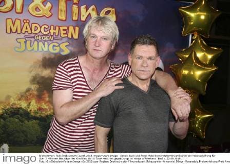 Detlev Buck und Peter Plate beim Fototermin anlässlich der Preisverleihung für über 2 Millionen Besucher des Kinofilms Bibi & Tina- Mädchen gegen Jungs im House of Weekend. Berlin, 22.06.2016 Foto:xS.xGabschx xFuturexImage