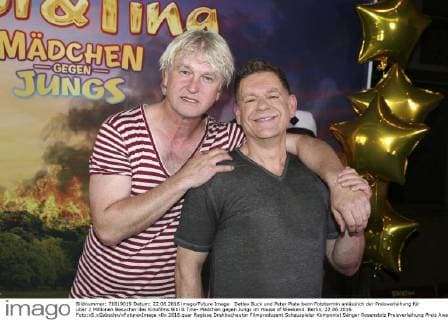 Detlev Buck und Peter Plate beim Fototermin anlässlich der Preisverleihung für über 2 Millionen Besucher des Kinofilms Bibi & Tina- Mädchen gegen Jungs im House of Weekend. Berlin, 22.06.2016 Foto:xS.xGabschx xFuturexImage