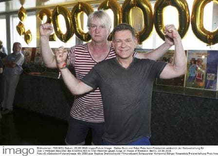 Detlev Buck und Peter Plate beim Fototermin anlässlich der Preisverleihung für über 2 Millionen Besucher des Kinofilms Bibi & Tina- Mädchen gegen Jungs im House of Weekend. Berlin, 22.06.2016 Foto:xS.xGabschx xFuturexImage