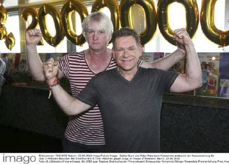 Detlev Buck und Peter Plate beim Fototermin anlässlich der Preisverleihung für über 2 Millionen Besucher des Kinofilms Bibi & Tina- Mädchen gegen Jungs im House of Weekend. Berlin, 22.06.2016 Foto:xS.xGabschx xFuturexImage