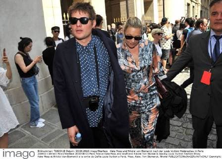 Kate Moss und Nikolai von Bismarck nach der Louis Vuitton Modenschau in Paris 208923 Clément Prioli Starface 2016-06-23 Paris France Kate Moss and boyfriend Nikolai Von Bismarck leaving Louis Vuitton Fashion Show. Kate Moss et Nikolai Von Bismarck a la sortie du Defile Louis Vuitton a Paris. Moss, Kate; Von Bismarck, Nikolaï  Copyright: xClémentxPriolix STAR_208923_004